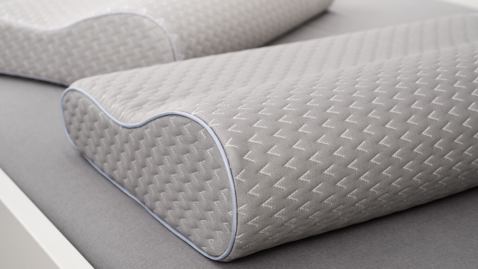Memory Foam vs Traditional Pillows: Which Is Better for Spine Alignment?
